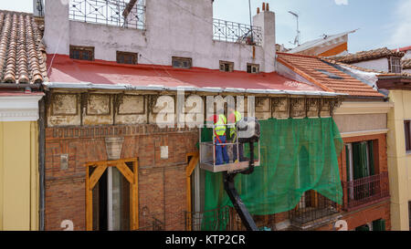 Nicht erkennbare Arbeiter auf der Fassade Stockfoto