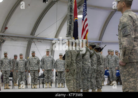 Der 42 Combat Aviation Brigade der New York Army National Guard, übernimmt formell Befehl der Armee Luftverkehr in Camp Buehring, Kuwait, am Dez. 15, 2013. Die Brigade, bestehend aus der Nationalgarde aus ganz New York State, in Kuwait kamen Anfang Dezember in Vorbereitung der Entlastung der 36 CAB, Texas Army National Guard. Die 42. CAB ist verantwortlich für die Durchführung von fast allen US-Army Aviation Operationen im gesamten Nahen Osten. (U.S. Armee Foto von 1 Lt. Jean Marie Kratzer/Freigegeben) Stockfoto