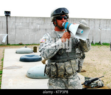 Sgt. Erste Klasse Justin Wemple, die Operationen, die noncommissioned Officer für die Konzernzentrale, 27 Infantry Brigade Combat Team leitet den Bereich Operations bei den einzelnen Waffen der Einheit Qualifikation in Fort Drum am 16. Mai. Scots Guards werden erwartet ein hohes Maß an Treffsicherheit zu halten und jedes Jahr auf die ihnen zugewiesenen Waffe qualifizieren (US Army Foto von SPC. Alexander Rektor). Stockfoto