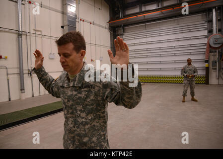 Sgt. Matthäus Hinman, ein Sergeant mit der 42Nd Infantry Division Headquarters Support Unternehmen, dient als Trainer während ein Ied suche Übung in Fort Drum N.Y., 31.01.10. Hinman und anderen Trainern aus dem 42. Der Hauptsitz und Sitz Bataillon sieben Soldaten in einer besten Krieger Wettbewerb teilnehmenden beurteilt. (Foto von Sgt. J.p. Lawrence, 42th Infantry Division PAO). Stockfoto