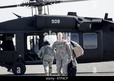 CAMP BUEHRING, KUWAIT - Major General Patrick Murphy, der Adjutant General von New York Armee, verlässt eine UH-60 Blackhawk bei seinem Besuch der 42th Combat Aviation Brigade (CAB) am 13.02.2014, am Lager Buehring, Kuwait. Die 42. CAB ist derzeit in Kuwait eingesetzt Rotary winged Flugzeuge zur Unterstützung der Operation Enduring Freedom zu betreiben. (N.Y. Army National Guard Foto von 1 Leutnant Jean Marie Kratzer/Freigegeben) Stockfoto