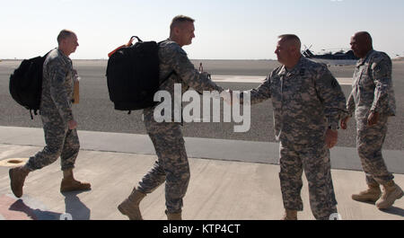 CAMP BUEHRING, KUWAIT - Major General Patrick Murphy, der Adjutant General von neuen Yorkd, schüttelt Hände mit Oberst Albert Ricci Sr., der Kommandant der 42 Combat Aviation Brigade (CAB), bei seinem Besuch der Feuerwehr am 13.02.2014, am Lager Buehring, Kuwait. Die 42. CAB ist derzeit in Kuwait eingesetzt Rotary winged Flugzeuge zur Unterstützung der Operation Enduring Freedom zu betreiben. (N.Y. Army National Guard Foto von 1 Leutnant Jean Marie Kratzer/Freigegeben) Stockfoto