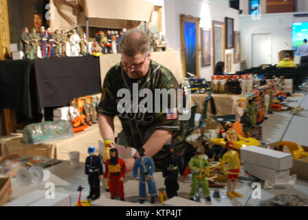 SARATOGA SPRINGS, NY - Capital Region G.I. Joe collector Tearle Ashby und Kollegen Action Figur Enthusiasten Anzeige Hunderte von Jahrgang zu den letzten G.I. Joe Action Figuren hier im Staat New York Military Museum als Teil des Programms zum 50-jährigen Jubiläum des G.I. zu gedenken. Joe. Ashby bot auch eine Diskussion über die Ursprünge der Entwicklung des Spielzeug von Hasbro. Die action Figur, zuerst zu Spielzeug Käufer bei den 1964 Toy Fair in New York City vorgestellt, führte zu der jahrzehntelangen Kinderleicht mit den 12" und später 3 3/4" Figuren. Teile der Ashby Sammlung hat auf Anzeige an. Stockfoto