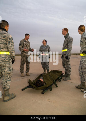 Sgt. 1. Klasse Michael Ball, ein Flug medic mit Unternehmen C, 2nd Battalion, 238Th Air Ambulance, 42th Combat Aviation Brigade (CAB), Züge Air Force Heilpraktiker in UH-60 Black Hawk medizinische Evakuierung am 13.02.28 Th, 2014, irgendwo im Südwesten Asien. Die Air Ambulance, bestehend aus Kentucky und Indiana Armee Nationalgarde, ist eine medizinische Response Force, um schnell kritische Patienten erreichen und Betreuung vor Ort und auf dem Weg zu einer erweiterten Betreuung bieten. Der 42 CAB, New York Army National Guard ist derzeit auf Kuwait zur Unterstützung der Operation Enduring bereitgestellt Stockfoto