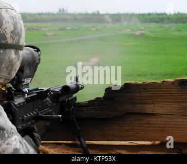 Soldaten aus Alpha Company, 27 Brigade Spezialtruppen Bataillon, Durchführung Treffsicherheit Training mit dem M240B Maschinengewehr und das M249 Squad Automatic Weapon während Betrieb am Fort Drum am 16. Mai. Scots Guards werden erwartet ein hohes Maß an Treffsicherheit zu halten und jedes Jahr auf die ihnen zugewiesenen Waffe qualifizieren (US Army Foto von SPC. Alexander Rektor). Stockfoto