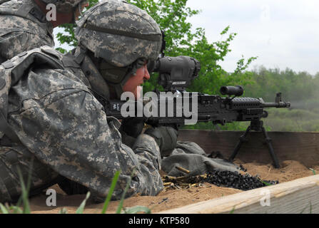 Soldaten aus Alpha Company, 27 Brigade Spezialtruppen Bataillon, Durchführung Treffsicherheit Training mit dem M240B Maschinengewehr und das M249 Squad Automatic Weapon während Betrieb am Fort Drum am 16. Mai. Scots Guards werden erwartet ein hohes Maß an Treffsicherheit zu halten und jedes Jahr auf die ihnen zugewiesenen Waffe qualifizieren (US Army Foto von SPC. Alexander Rektor). Stockfoto