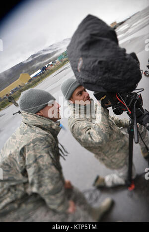 Master Sgts. Dan DiPietro (links) und Mike Davis erfassen Bilder von 109 Airlift Wing der New York Air National Guard bei der Arbeit in Kangerlussuaq, Grönland, am 27. Juni 2016. Die Flieger sind mit Air National Guard (ANG) Kreative in Vermont; Mission der Niederlassung ist die Konzeption, Planung, Ausführung, Herstellung und Qualitätskontrolle von hoher Qualität gewährleistet, kommerzieller Medien Sicherheiten für alle ANG Recruiting und Retention Pläne und Programme. Vier LC-130s und ca. 80 Flieger von der 109 Airlift Wing von Scotia, New York, vor kurzem die dritte Drehung des Grönländischen Saison 2016. Flieger und Stockfoto