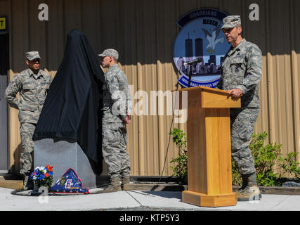 Moody Air Force Base -- USA Air Force Colonel Paul Kasuda, 820Th Base Defense Group commander Anmerkungen während ein Denkmal Feierstunde zu Ehren von Staff Sgt. Todd Lobraico Jr. April 10, 2014, Moody Air Force Base, Ga Lobraico eingesetzt zweimal mit Fliegern von Moody's 820Th BDG. (U.S. Air Force Foto von Airman 1st Class Alexis millican/Freigegeben) Stockfoto