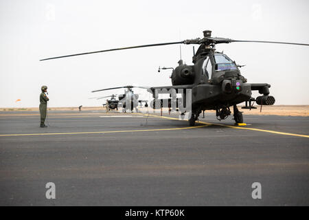 Royal Saudi Land Kräfte (RSLF) Personal vom 1.BATAILLON, 3 Aviation Group ihre AH-64 Apache vorbereiten, bevor eine Praxis mit der 42 Air Assault Combat Aviation Brigade (Kabine) während der Übung Freundschaft und Bügeleisen Hawk 14 Am 12. April 2014, in der Nähe von Tabuk, Saudi-Arabien. Bügeleisen Hawk und Freundschaft 14 beteiligten US-Streitkräfte vom 42. CAB, New York Army National Guard, und 2nd Brigade Combat Team, 4 Infanterie Division, und Saudi-arabischen Boden und Luftfahrt Kräfte. Über Wochen in der Praxis die beiden Armeen konzentriert sich auf die Verbesserung ihrer gemeinsamen operativen Fähigkeiten, die Integration von Infanterie, Armo Stockfoto