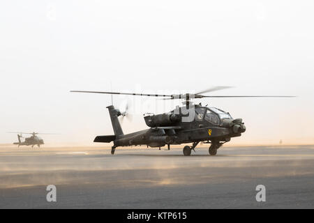 AH-64 Apaches 4th Battalion der US-Armee betrieben, 227 Angriff Reconnaissance Battalion, 42th Combat Aviation Brigade, und Royal Saudi Land Kräfte (RSLF) Personal vom 1.BATAILLON, 3 Aviation Group, Vorbereitung für den take-off vor eine Praxis Air Assault während der Übung Freundschaft und Bügeleisen Hawk 14 Am 12. April 2014, in der Nähe von Tabuk, Saudi-Arabien. Bügeleisen Hawk und Freundschaft 14 beteiligten US-Streitkräfte vom 42. CAB, New York Army National Guard, und 2nd Brigade Combat Team, 4 Infanterie Division, und Saudi-arabischen Boden und Luftfahrt Kräfte. Über Wochen in der Praxis die beiden Armeen fo Stockfoto