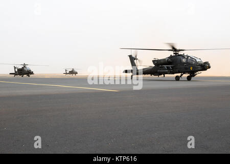 AH-64 Apaches 4th Battalion der US-Armee betrieben, 227 Angriff Reconnaissance Battalion, 42th Combat Aviation Brigade, und Royal Saudi Land Kräfte (RSLF) Personal vom 1.BATAILLON, 3 Aviation Group, Vorbereitung für den take-off vor eine Praxis Air Assault während der Übung Freundschaft und Bügeleisen Hawk 14 Am 12. April 2014, in der Nähe von Tabuk, Saudi-Arabien. Bügeleisen Hawk und Freundschaft 14 beteiligten US-Streitkräfte vom 42. CAB, New York Army National Guard, und 2nd Brigade Combat Team, 4 Infanterie Division, und Saudi-arabischen Boden und Luftfahrt Kräfte. Über Wochen in der Praxis die beiden Armeen fo Stockfoto