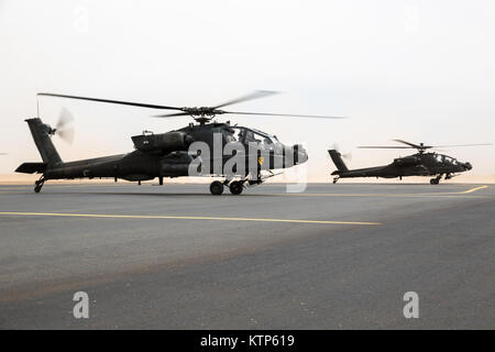 AH-64 Apaches 4th Battalion der US-Armee betrieben, 227 Angriff Reconnaissance Battalion, 42th Combat Aviation Brigade, und Royal Saudi Land Kräfte (RSLF) Personal vom 1.BATAILLON, 3 Aviation Group, Vorbereitung für den take-off vor eine Praxis Air Assault während der Übung Freundschaft und Bügeleisen Hawk 14 Am 12. April 2014, in der Nähe von Tabuk, Saudi-Arabien. Bügeleisen Hawk und Freundschaft 14 beteiligten US-Streitkräfte vom 42. CAB, New York Army National Guard, und 2nd Brigade Combat Team, 4 Infanterie Division, und Saudi-arabischen Boden und Luftfahrt Kräfte. Über Wochen in der Praxis die beiden Armeen fo Stockfoto