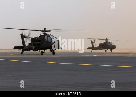 AH-64 Apaches 4th Battalion der US-Armee betrieben, 227 Angriff Reconaissance Battalion, 42th Combat Aviation Brigade, und Royal Saudi Land Kräfte (RSLF) Personal vom 1.BATAILLON, 3 Aviation Group, Vorbereitung für den take-off vor eine Praxis Air Assault während der Übung Freundschaft und Bügeleisen Hawk 14 Am 12. April 2014, in der Nähe von Tabuk, Saudi-Arabien. Bügeleisen Hawk und Freundschaft 14 beteiligten US-Streitkräfte vom 42. CAB, New York Army National Guard, und 2nd Brigade Combat Team, 4 Infanterie Division, und Saudi-arabischen Boden und Luftfahrt Kräfte. Über Wochen in der Praxis die beiden Armeen foc Stockfoto