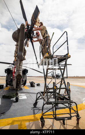 US-Armee Soldaten vom 3. Bataillon, 238. General Support Aviation Battalion, 42. Combat Aviation Brigade, bereiten ihre UH-60 Black Hawk für Verladung auf ein c-17 nach Abschluss der Übung Freundschaft und Eisen Hawk 14 am 14. April 2014, in Tabuk, Saudi-Arabien.  Iron Hawk und Freundschaft 14 US Armee von der 42. CAB, New York Army National Guard, 2nd Brigade Combat Team, 4. US-Infanteriedivision und Saudi-arabischen Boden und Luftfahrt Kräfte beteiligt.  Über Wochen Praxis die zwei Armeen fokussiert auf die Verbesserung ihres gemeinsamen operativen Fähigkeiten, Integration von Infanterie, armo Stockfoto