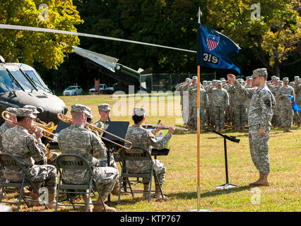 Oberstleutnant Kevin Ferreira übernimmt den Befehl von Oberstleutnant Jeffrey Bäcker des dritten Bataillon, 142 Assault Helicopter Battalion, 42th Combat Aviation Brigade, am Okt. 17, 2015, am Lager Smith, NEW YORK (New York Army National Guard Foto von Sgt. Harley Jelis/Freigegeben) Stockfoto