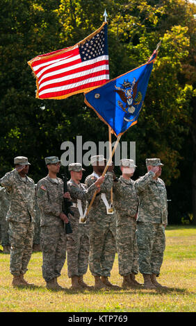 Oberstleutnant Kevin Ferreira übernimmt den Befehl von Oberstleutnant Jeffrey Bäcker des dritten Bataillon, 142 Assault Helicopter Battalion, 42th Combat Aviation Brigade, am Okt. 17, 2015, am Lager Smith, NEW YORK (New York Army National Guard Foto von Sgt. Harley Jelis/Freigegeben) Stockfoto