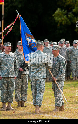 Oberstleutnant Kevin Ferreira übernimmt den Befehl von Oberstleutnant Jeffrey Bäcker des dritten Bataillon, 142 Assault Helicopter Battalion, 42th Combat Aviation Brigade, am Okt. 17, 2015, am Lager Smith, NEW YORK (New York Army National Guard Foto von Sgt. Harley Jelis/Freigegeben) Stockfoto