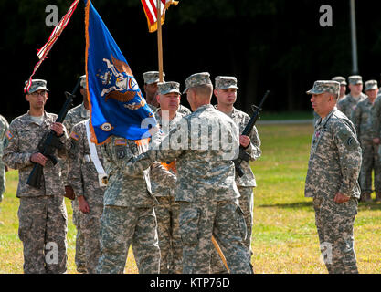 Oberstleutnant Kevin Ferreira übernimmt den Befehl von Oberstleutnant Jeffrey Bäcker des dritten Bataillon, 142 Assault Helicopter Battalion, 42th Combat Aviation Brigade, am Okt. 17, 2015, am Lager Smith, NEW YORK (New York Army National Guard Foto von Sgt. Harley Jelis/Freigegeben) Stockfoto