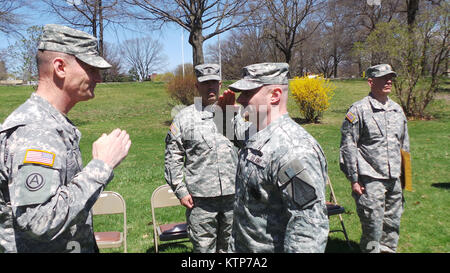 Joseph Mitchell ist in den Rang eines Befehl Sgt gefördert. Durch Generalmajor Patrick A. Murphy, der Adjutant General des Staates New York Maj, während eine Änderung der Zuständigkeiten Zeremonie für die Rekrutierung und Retention Bataillon der New York Army National Guard an der Watervliet Arsenal April 28th, 2014 statt. (US Army Foto von Sgt. Jeremy Bratt) Stockfoto