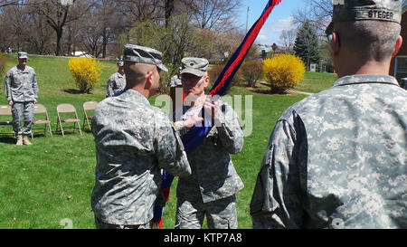 Oberstleutnant Henry S. Pettit nimmt das BATAILLON Farben aus ausgehenden Command Sgt. Maj. Jared Bündel bei Änderung der Zuständigkeiten Zeremonie für die Rekrutierung und Retention Bataillon der New York Army National Guard gehalten an der Watervliet Arsenal April 28th, 2014. (US Army Foto von Sgt. Jeremy Bratt) Stockfoto