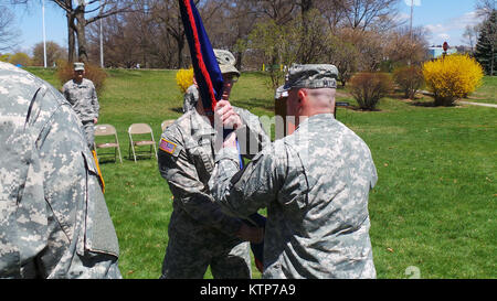 Eingehende Befehl Sgt. Maj. Joseph Mitchell nimmt das BATAILLON Farben von bataillonskommandeur Oberstleutnant Henry S. Pettit bei Änderung der Zuständigkeiten Zeremonie für die Rekrutierung und Retention Bataillon der New York Army National Guard an der Watervliet Arsenal April 28th, 2014 statt. (US Army Foto von Sgt. Jeremy Bratt) Stockfoto