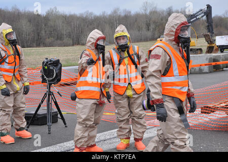 Corato, NEW YORK - fast 600 Service Mitglieder aus New Jersey, New York und Puerto Rico Nationalgarde ein Training an der New York State Vorbereitung Training Center hier vom 28. April bis 2. Mai 2014 durchgeführt. Die Mitglieder des nationalen Schutzes sind hier ein Teil der Region II Heimat Response Team, die auch den Virgin Islands umfasst. Externen Bewerter aus den Joint Interagency Training und Education Center aus West Virginia die HRF für ihre bevorstehenden Validierung Bewertung ausgebildet. Der zivilen Rettungsdienste und speziell ausgebildeten Rollenspieler in für die Übung in der gebracht wurden Stockfoto