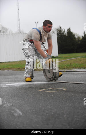 YAPHANK, Neue York-Members vom 106 Rettung Wing's Feuerwehr, ihre Brandbekämpfung Fähigkeiten an der Suffolk County Fire Akademie in Yaphank, NEW YORK, Feilen, mit Live Fire Training Übungen 9. Mai 2014. (New York Air Natiional Guard/Technical Sergeant Monica Dalberg/Realeased) Stockfoto