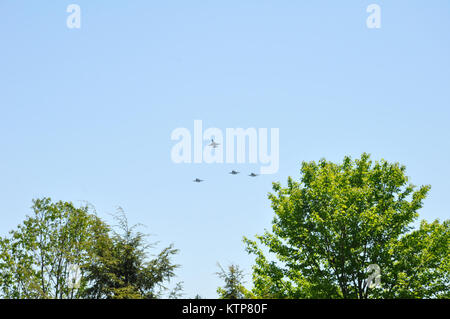 SARATOGA NATIONAL CEMETERY - - F-16 s von 158. Der Vermont Air National Guard Fighter Wing beginnen Bildung der "Missing Man" während einer Überführung zu Ehren der New York Air National Guard Major General (im Ruhestand) Robert Knauff, hier beigesetzt wurde am Dienstag, den 20. Mai. (Eric Durr, NYS Abteilung von Militär und Marine Angelegenheiten) Stockfoto