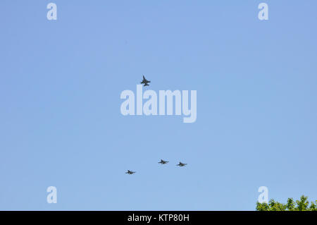 SARATOGA NATIONAL CEMETERY - - F-16 s von 158. Der Vermont Air National Guard Fighter Wing beginnen Bildung der "Missing Man" während einer Überführung zu Ehren der New York Air National Guard Major General (im Ruhestand) Robert Knauff, hier beigesetzt wurde am Dienstag, den 20. Mai. (Eric Durr, NYS Abteilung von Militär und Marine Angelegenheiten) Stockfoto