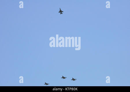 SARATOGA NATIONAL CEMETERY - - F-16 s von 158. Der Vermont Air National Guard Fighter Wing beginnen Bildung der "Missing Man" während einer Überführung zu Ehren der New York Air National Guard Major General (im Ruhestand) Robert Knauff, hier beigesetzt wurde am Dienstag, den 20. Mai. (Eric Durr, NYS Abteilung von Militär und Marine Angelegenheiten) Stockfoto