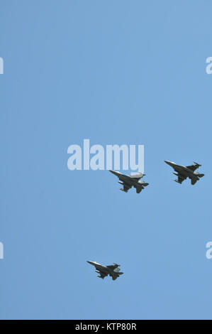 SARATOGA NATIONAL CEMETERY - - F-16 s von 158. Der Vermont Air National Guard Fighter Wing fliegen Formation der "Missing Man" während einer Überführung zu Ehren der New York Air National Guard Major General (im Ruhestand) Robert Knauff, hier beigesetzt wurde am Dienstag, den 20. Mai. (Eric Durr, NYS Abteilung von Militär und Marine Angelegenheiten) Stockfoto