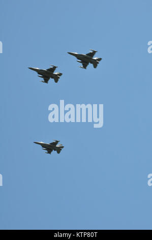 SARATOGA NATIONAL CEMETERY - - F-16 s von 158. Der Vermont Air National Guard Fighter Wing fliegen Formation der "Missing Man" während einer Überführung zu Ehren der New York Air National Guard Major General (im Ruhestand) Robert Knauff, hier beigesetzt wurde am Dienstag, den 20. Mai. (Eric Durr, NYS Abteilung von Militär und Marine Angelegenheiten) Stockfoto