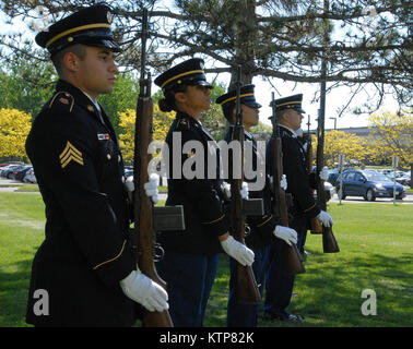 LATHAM, New York - New York Army National Guard Soldaten Sgt. Danny Pena (ganz links), SPC. Walesa Ponce (Mitte links), Sgt. Matthew Reilly (Mitte rechts), Pvt. Harley Laduke (ganz rechts) und andere in einem Feuern Detail präsentieren zu einem Memorial Day Zeremonie an der New York State Division von Militär und Marine Angelegenheiten hier Mai, 20, 2014. Mehr als 200 Mitarbeiter nahmen an der Veranstaltung teil, darunter ein hornist spielt "Hähne" und den Details von Soldaten, die Salven abgefeuert, Service für Mitglieder, die ihre Leben für Amerika geopfert zu begrüssen. Pena und Ponce sind aus der Bronx, N.Y.; Reilly ist von Lo Stockfoto