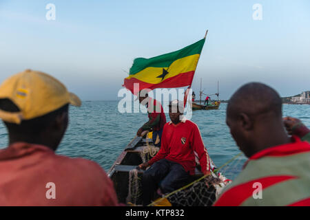 Die Fischer in ihren offenen Boot angeln in den frühen Morgen. Sie Schaufel von Netz zu Netz Ihre verfangen, Kokrobite, Greater Accra Region, Ghana zu holen Stockfoto