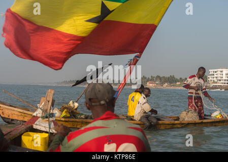 Die Fischer in ihren offenen Boot angeln in den frühen Morgen. Sie Schaufel von Netz zu Netz Ihre verfangen, Kokrobite, Greater Accra Region, Ghana zu holen Stockfoto