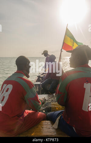 Die Fischer in ihren offenen Boot angeln in den frühen Morgen. Sie Schaufel von Netz zu Netz Ihre verfangen, Kokrobite, Greater Accra Region, Ghana zu holen Stockfoto