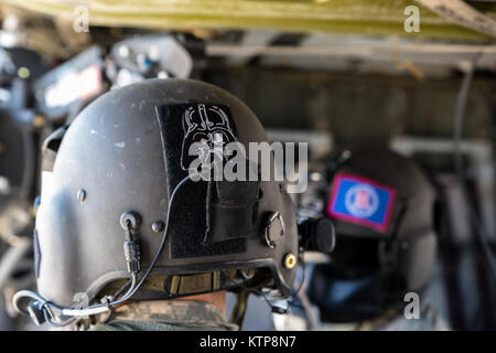 Flieger von Firma C, 1st Battalion, 214Th Air Ambulance, 42th Combat Aviation Brigade (CAB), führen Sie einen Personal recovery Mission in ihren UH-60 Black Hawk mit einem kuwaitischen Air Force SA330 Puma Helikopter, die am 19. Juni 2014, in Kuwait. 42 CAB und kuwaitische Kräfte führen regelmäßig Joint Aviation Partnerschaften ihre Fähigkeit, auf Notfälle zu reagieren, zu verbessern. Der 42 CAB, New York Army National Guard, ist nach Kuwait zur Unterstützung der Operation Enduring Freedom eingesetzt. (N.Y. Army National Guard Foto von Sgt. Harley Jelis/Freigegeben) Stockfoto