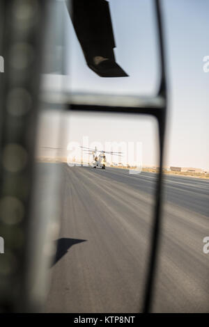 Ein Kuwait Air Force SA330 Puma Helikopter landet nach einem Personal Recovery Übung mit einer UH-60 Black Hawk von Unternehmen C geflogen, 1st Battalion, 214Th Air Ambulance, 42th Combat Aviation Brigade (CAB), die am 19. Juni 2014, in Kuwait. 42 CAB und kuwaitische Kräfte führen regelmäßig Joint Aviation Partnerschaften ihre Fähigkeit, auf Notfälle zu reagieren, zu verbessern. Der 42 CAB, New York Army National Guard, ist nach Kuwait zur Unterstützung der Operation Enduring Freedom eingesetzt. (N.Y. Army National Guard Foto von Sgt. Harley Jelis/Freigegeben) Stockfoto