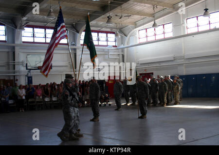 Auburn, New York - New York Army National Guard Oberstleutnant John Studiner, Kommandant der Loslösung von der 102 Militärpolizei Bataillon, steht an der Vorderseite seiner Ausbildung der Truppen während des Zurückziehens der Farben bei der Bereitstellung Zeremonie der Einheit hier Juli 6. Mehr als 50 Soldaten werden nach Guantanamo Bay, Kuba bereitstellen JTF Gitmo zu unterstützen noch in diesem Sommer. Us National Guard Foto von Oberst Richard Goldenberg, Joint Force Headquarters, New York (freigegeben) Stockfoto