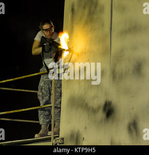 Spc. Tessa Marino, ein Spezialist mit HHC, 42th Combat Aviation Brigade, verteidigt ihre Verbindung als Mock gegensätzliche Kräfte während eines Kriegers Führung Kurs (WLC) mission in der Nacht vom 10. Juli 2014 im Camp Buehring, Kuwait. Die Studenten der U.S. Army Central Command WLC geplant und LED-Missionen versus Mock gegensätzliche Kräfte über mehrere Schulungen lanes für zwei Nächte, um ihre Führung Prüfung und taktische Fähigkeiten am Ende der drei Wochen des Kurses. (N.Y. Army National Guard Foto von Sgt. Harley Jelis/Freigegeben) Stockfoto