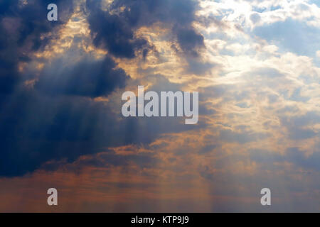 Wolken im Himmel mit Sonnenstrahlen spähen durch Stockfoto