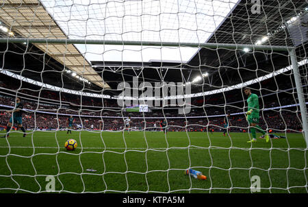 Southampton Torwart Fraser Forster sieht nach Tottenham Hotspur ist Harry Kane (nicht abgebildet) Kerben seine Seiten fünftes Ziel des Spiels während der Premier League Spiel in Wembley, London niedergeschlagen. Stockfoto