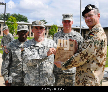 CAMP SMITH TRAINING WEBSITE - Lt. Oberst Rolf Metz, deutsche Armee Liaison Officer der United States Military Academy, West Point, N.Y wirft mit der New York Army National Guard Maj. John McBride, unterstützen. Operations Officer für das 53 Truppe Befehl (Mitte links), Brig. Allgemein Michael Swezey, Kommandant der 53 Truppe Befehl (Mitte rechts) und der New York Army National Guard State Command Sgt. Major Louis Wilson nach der Präsentation eines Plaque Wertschätzung für Metz' unterstützen, ein Programm, mit dem der New York Army National Guard Soldaten der Bundeswehr zu verdienen zu vermitteln Stockfoto