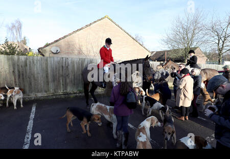 Reiter und Hunde bereiten Teil in der Tedworth Boxing Day Jagd bei Pewsey in Wiltshire. Stockfoto