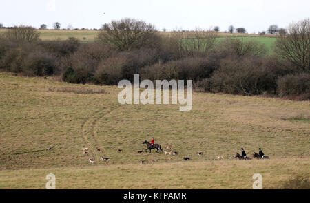 Reiter Pass über Salisbury Plain während des Tedworth Boxing Day Jagd in Wiltshire. Stockfoto