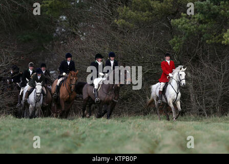 Reiter Pass über Salisbury Plain während des Tedworth Boxing Day Jagd in Wiltshire. Stockfoto