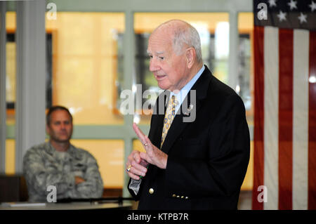 Senator William J. Larkin jr., NY 39 Kongreßbezirk, spricht mit koreanischen Konflikt Veteranen der 1503 Luftverkehr Flügel während einer Tour von 105 Airlift Wing der New York Air National Guard am Stewart Air National Guard Base in Newburgh, Sept. 4, 2014. (U.S. Air National Guard Foto von Tech. Sgt. Michael OHalloran/Freigegeben) Stockfoto