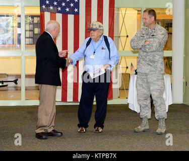 Senator William J. Larkin jr., NY 39 Kongreßbezirk, gibt einige freundliche Beratung zu Ed Muse, ein koreanischer Konflikt Veteran des 1503 Luftverkehr Flügel während einer Tour von 105 Airlift Wing der New York Air National Guard am Stewart Air National Guard Base in Newburgh. Us Air Force Col Timothy J. LaBarge, Commander 105 AW auf Foto rechts, Sept. 4, 2014. (U.S. Air National Guard Foto von Tech. Sgt. Michael OHalloran/Freigegeben) Stockfoto