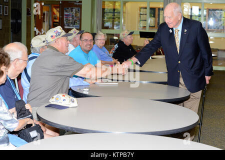 Senator William J. Larkin jr., NY 39 Kongreßbezirk, dank Merv Steen und anderen koreanischen Konflikt Veteranen der US Air Force 1503 Transport Wing für ihren Dienst während einer Tour von 105 Airlift Wing der New York Air National Guard am Stewart Air National Guard Base in Newburgh, Sept. 4, 2014. (U.S. Air National Guard Foto von Tech. Sgt. Michael OHalloran/Freigegeben) Stockfoto