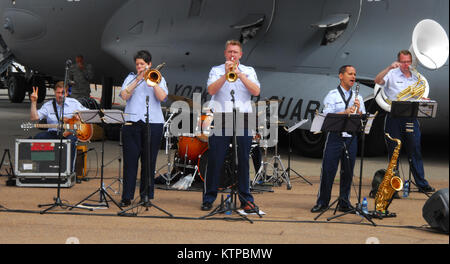 Die US-Luftstreitkräfte Europa Band, Flügel von Dixie, bei der Afrikanischen für Luft- und Raumfahrt durchgeführt&amp; Verteidigung Exposition bei Waterkloof Air Force Base, Pretoria, Südafrika von Sept. 17-21, 2014. Mehr als 100 US-Militärs in der auf Einladung der Regierung von Südafrika teilgenommen. (U.S. Armee Natioanal Guard Foto von SSG. Patricia Austin/freigegeben) Stockfoto